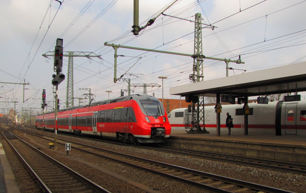 DB 442 708 (94 80 0442 708-4 D-DB) auf der Fahrt nach Trier, bei der Durchfahrt am 04.04.2012 in Fulda.