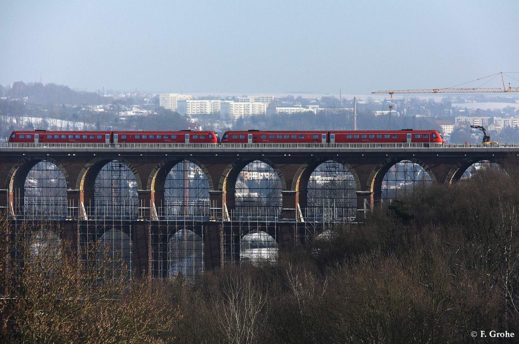 DB 612 RE als 3786 + 3460 Dresden - Nrnberg, KBS 510 Hof - Dresden, fotografiert auf der Gltzschtalbrcke zwischen Mylau und Netzschkau am 01.02.2011 --> die Brcke wurde im letzten Jahr im Rahmen der Arbeiten zum Bau einer neuen Stahlbeton-Fahrbahnwanne fr die Elektrifizierung der Strecke eingerstet 