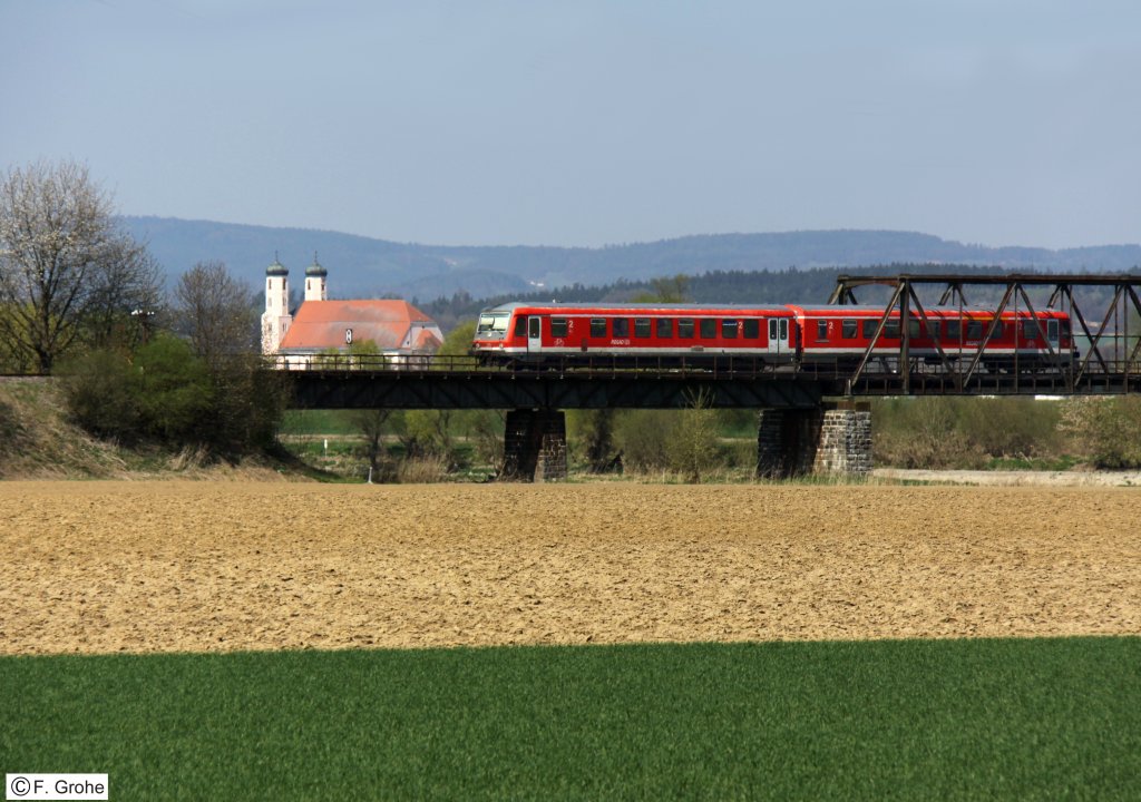 DB 628 430 als RB 59727 Bogen - Neufahrn, Gubodenbahn KBS 932 Neufahrn - Bogen, fotografiert auf der Donaubrcke bei Sand am 08.04.2011 --> Kloster Oberalteich im Hintergrund befindet sich bereits auf dem gegenberliegenden Donauufer. Leider flimmerte an diesem Tag ziemlich die Luft bei starkem Zoom. 