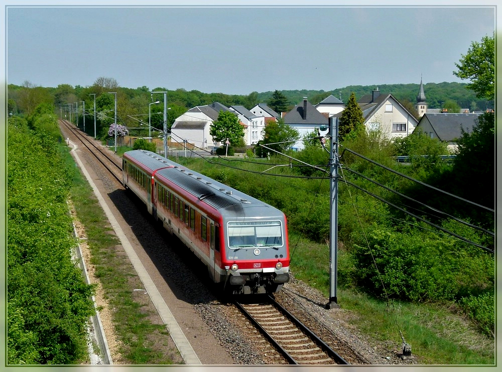 DB 628 488 dieselt am 24.04.2011 als umgeleiteter RE Trier - Luxemburg ber die Ost/West Verbindungsstrecke durch Moutfort. (Jeanny)