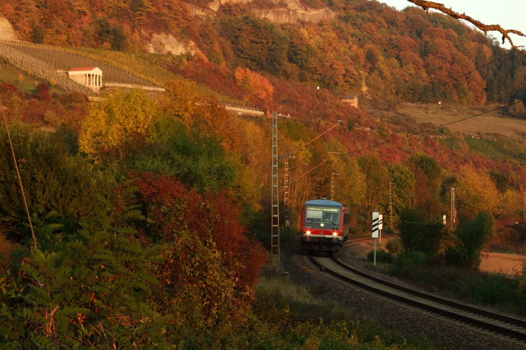 DB 628 490 als RE 5228 strebt seinem Ziel Luxemburg entgegen, hinein in den Sonnenuntergang.
Zwischen Igel und Wasserbilligerbrck, an der Lwener Mhle, der 22.10.11.