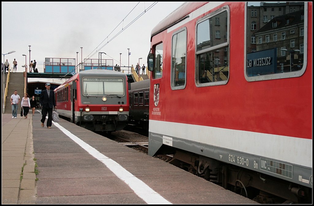 DB 628/928 656 steht als RB66 nach Angermnde bereit. Davor wartet SA110-14 auf seine Fahrgste. Die Farbgebung ist nicht zufllig, bei SA110-14 handelt es sich um ex DB 624 630-0 Bn (gesehen Szczecin Glowny 12.06.2010)