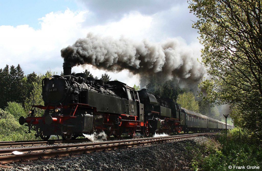 DB 64 491 der DFS + 65 1049-9 vom DB Museum vor Sonderzug auf der Fahrt ber die Schiefe Ebene, KBS 850 Lichtenfels - Hof, fotografiert bei Marktschorgast am 23.05.2010 --> Anlass war das Dampffestival 175 Jahre Deutsche Eisenbahn in Neuenmarkt-Wirsberg