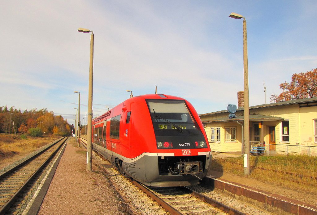 DB 641 038 (95 80 0641 038-4 D-DB) wartet im Bf Crawinkel auf die Abfahrt als RB 16762 nach Gotha. Ab dem Fahrplanwechsel im Dezember 2011 wird diese Relation eingestellt; 03.11.2011