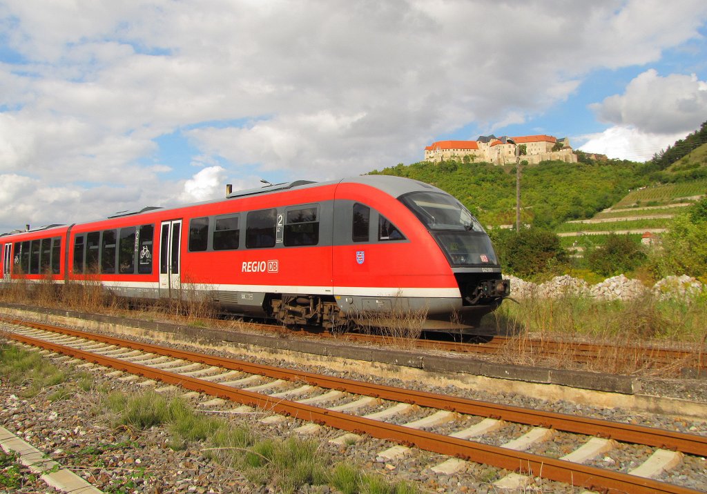 DB 642 060 als RB 34881 von Nebra nach Naumburg (S) Ost, bei der Ausfahrt in Freyburg (U). Die Triebwagen kamen wegen dem Freyburger Winzerfest zum Einsatz, da diese hhere Kapazitten haben als die planmig fahrenden Tw´s der BR 672. Im Hintergrund ist die Neuenburg zu sehen; 10.09.2011