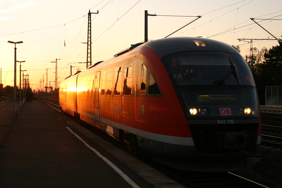 DB 642 135/635 fhrt mit den letzten Sonnenstrahlen in Heidenau ein, um als RB 72 nach Altenberg weiterzufahren. 17.06.2010