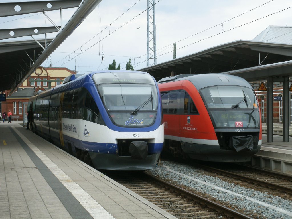 DB 642 184 traff,am 28.Mai 2011,im Rostocker Hbf auf den Konkurrenten OLA-Triebwagen 0010.