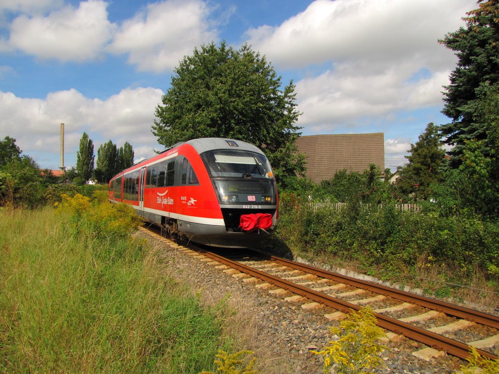 DB 642 219-9 als RB 34875 von Nebra nach Naumburg (S) Ost, in Laucha (U). Die Triebwagen kamen wegen dem Freyburger Winzerfest auf der Unstrutbahn zum Einsatz; 10.09.2011