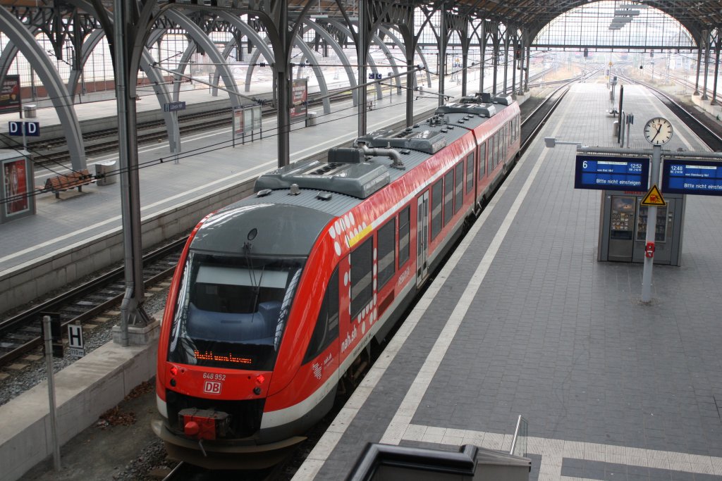 DB 648 952 steht in Lbeck Hbf auf Gleis 6. Der Triebwagen ist aus Kiel Hbf Gekommen und Will in zum Tanken. Aufgenommen am 28.01.2012 in Lbeck Hbf.