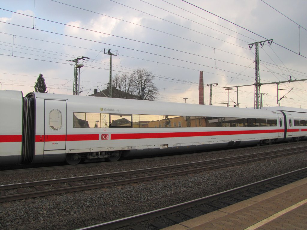 DB 802 833-4  Gelnhausen  (93 80 5802 833-4 D-DB) im ICE 880 von Mnchen Hbf nach Hamburg-Altona, am 04.04.2012 in Fulda.