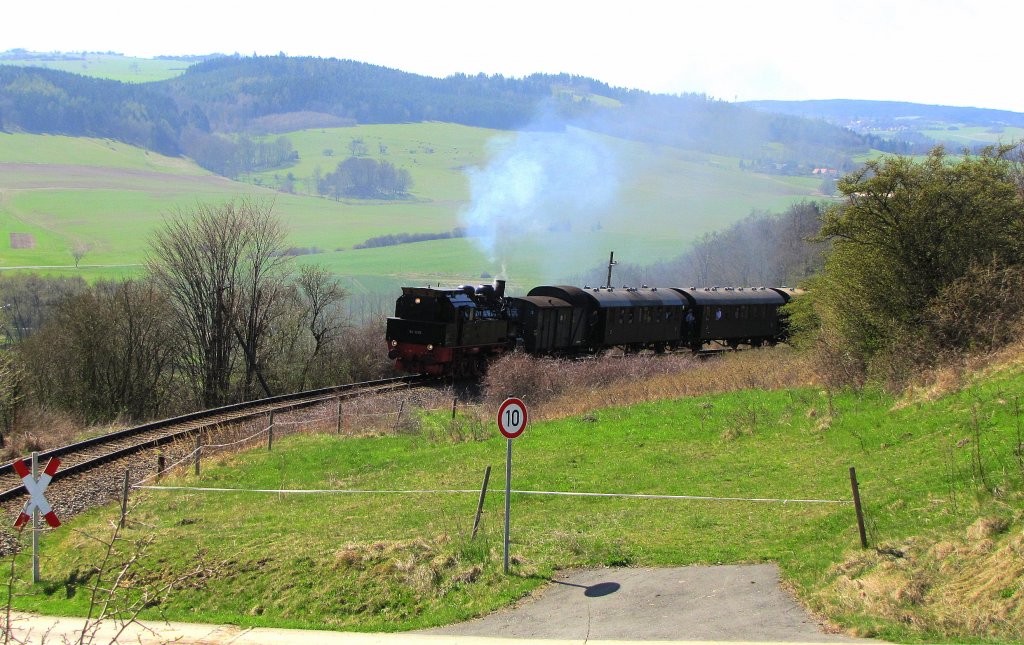 DB 94 1538 der Rennsteigbahn mit dem  Raanzer  von Rottenbach nach Katzhtte, bei Allendorf; 18.04.2010