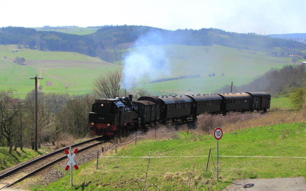 DB 94 1538 der Rennsteigbahn mit dem  Raanzer  von Rottenbach nach Katzhtte, bei Allendorf; 18.04.2010