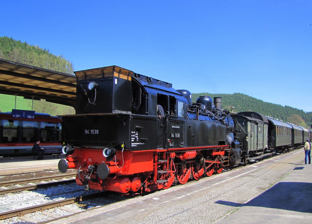 DB 94 1538 der Rennsteigbahn, mit dem  Raanzer  nach Katzhtte im Bf Rottenbach; 18.04.2010