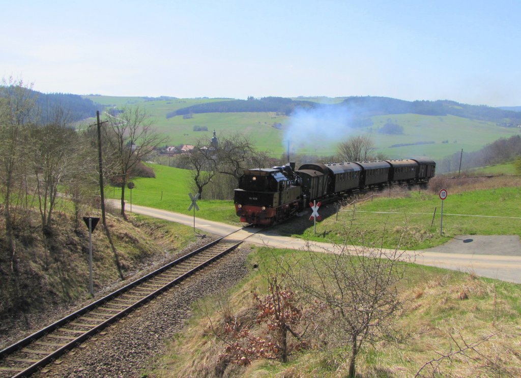 DB 94 1538 der Rennsteigbahn mit dem  Raanzer  von Rottenbach nach Katzh�tte, bei Allendorf; 18.04.2010