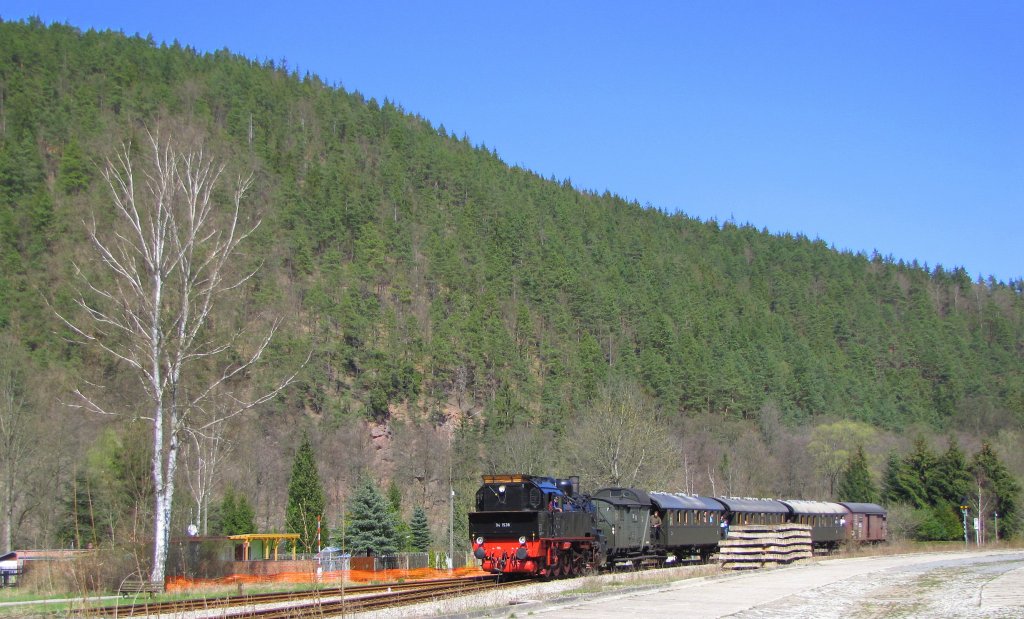 DB 94 1538 der Rennsteigbahn mit dem  Raanzer  von Rottenbach nach Katzhtte, bei der Einfahrt in Sitzendorf-Unterweibach; 18.04.2010