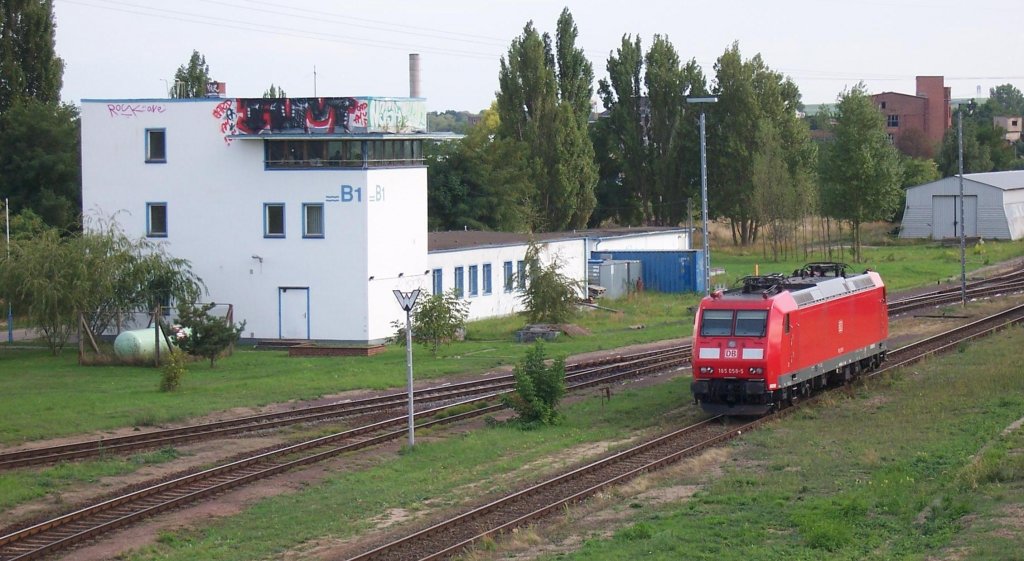 DB AG 185 085-5 steht am 05.09.2008 abgebgelt in Magdeburg-Eichenweiler vorm Stellwerk B1 (Hafenbahnleitstelle) der Magdeburger Hafen GmbH.