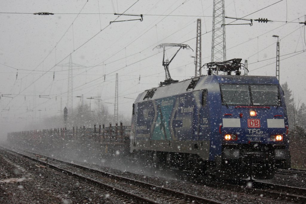 DB Albatros Werbelok 152 134 am 22.2.13 mit einem Stahlzug bei heftigem Schneefall in Ratingen-Lintorf.