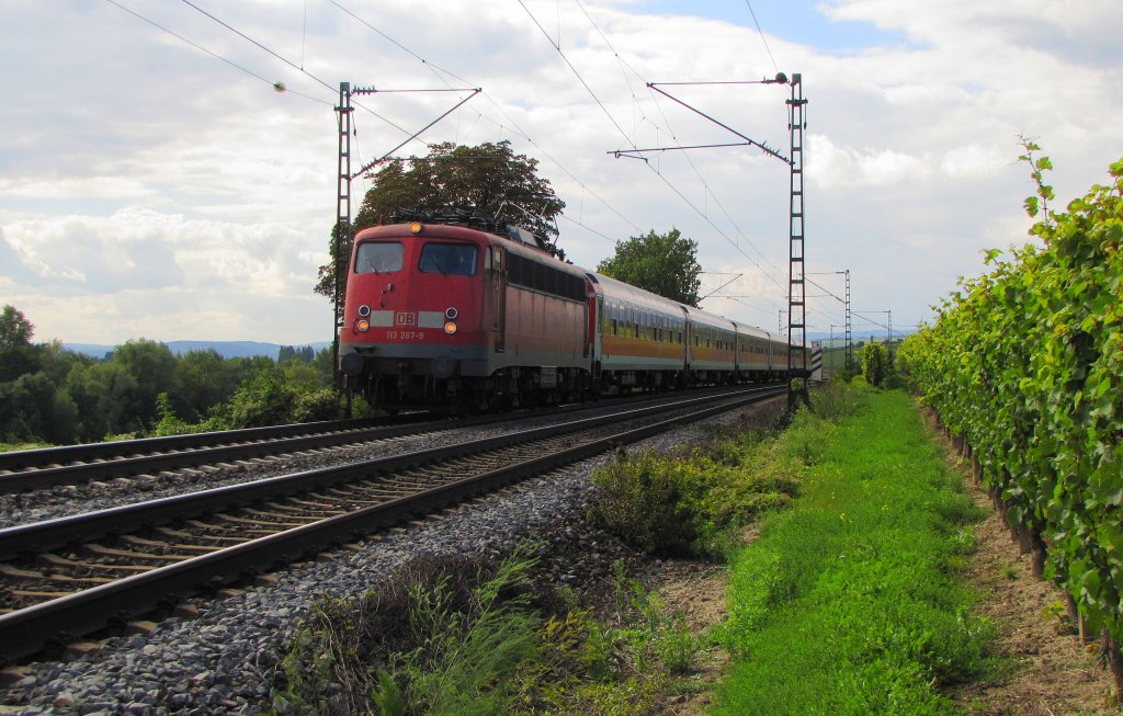DB AutoZug 113 267-9 mit dem D 1829 von Dortmund Hbf nach Eltville, bei Erbach (Rheingau); 17.09.2010