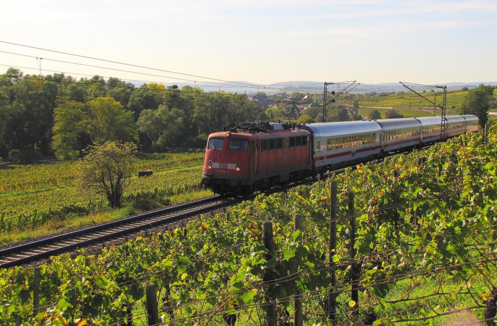 DB AutoZug 113 268-7 mit dem D 2429 von Dortmund Hbf nach Eltville, bei Erbach (Rheingau); 14.10.2011