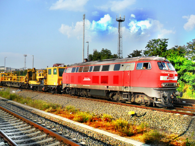 DB Bahnbau Gruppe, Gera hbf.

BR 218 261-6 der Banbau Gruppe verlt mit einem Bauzug Gera Hbf nach Saalfeld.
(27.07.2012)