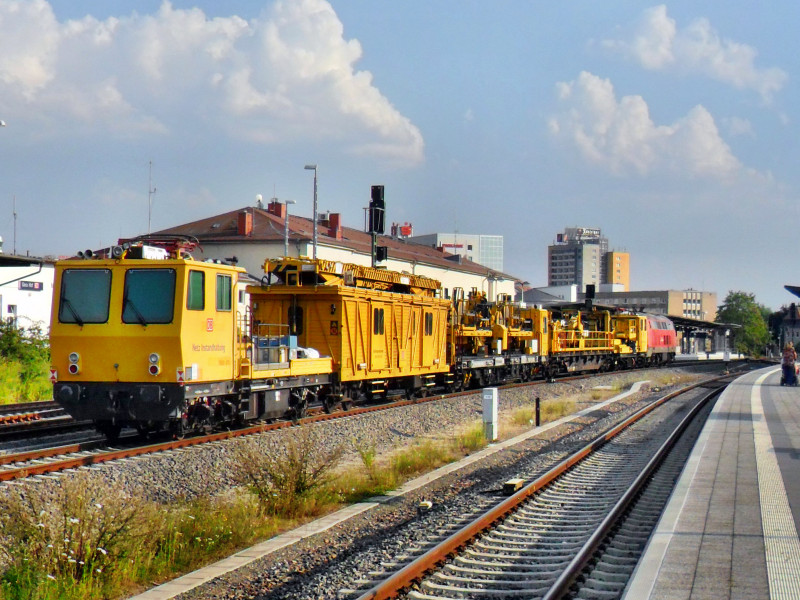 DB Bahnbau Gruppe, Gera hbf.


Der Bauzug, gezogen von 218 261-6, verlt Gera Hbf nach Saalfeld.Am nchsten Tag (28.07.) wurden die Baumaschinen nach Ansbach gebracht. Die Lok weiter nach Stg.-Zuffenhausen. 
(27.07.2012)

