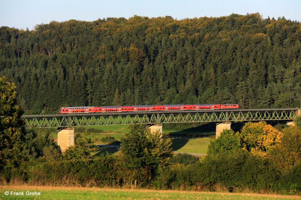 DB der BR 111 vor RE 4260 Mnchen - Nrnberg, KBS 880 Passau - Nrnberg, fotografiert auf der Laaberbrcke bei Deining am 24.09.2011