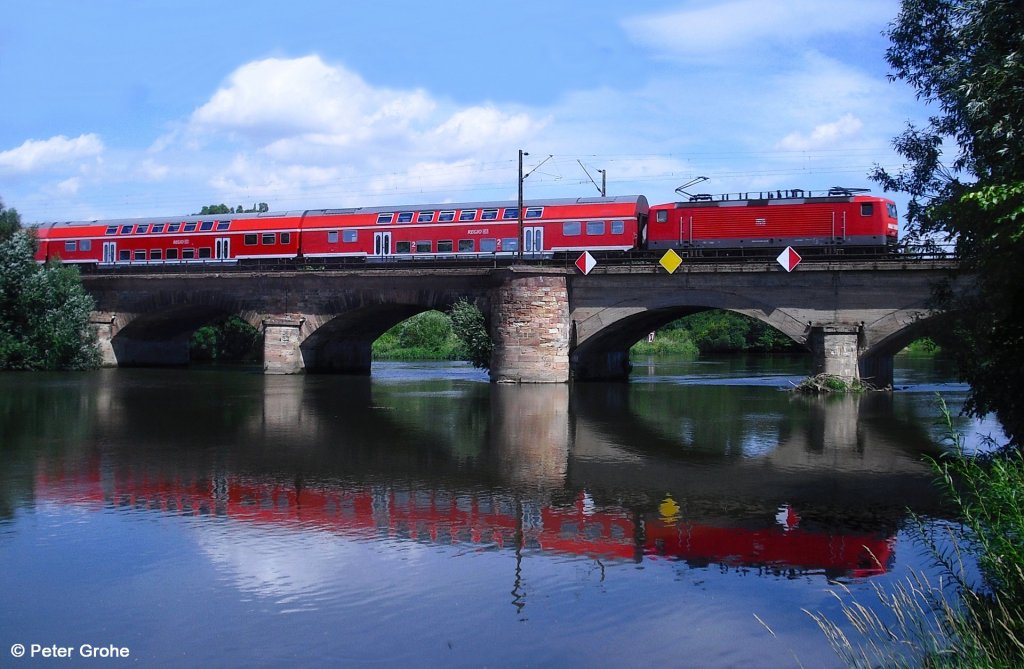 DB BR 143 vor RB 26177 Lutherstadt Eisleben - Halle Saale Hbf., KBS 590 Nordhausen - Halle, fotografiert auf der Saalebrcke bei Angersdorf am 09.07.2011