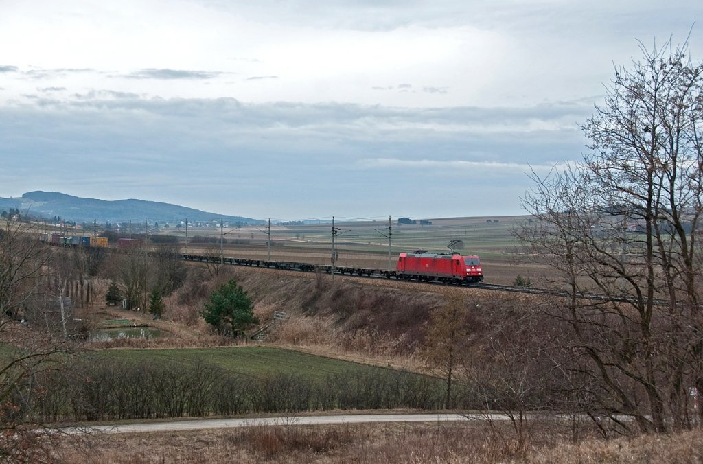 DB BR 185, leider mit  Flachwagenschaden , unterwegs Richtung Wien. Neulengbach, am frhen Morgen des 21.03.2010.
