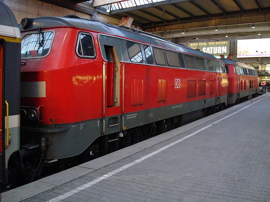 DB BR 218 in Doppeltraktion haben den EC von Lindau nach Mnchen Hbf. gebracht, 24. Feb. 2010, 17:30