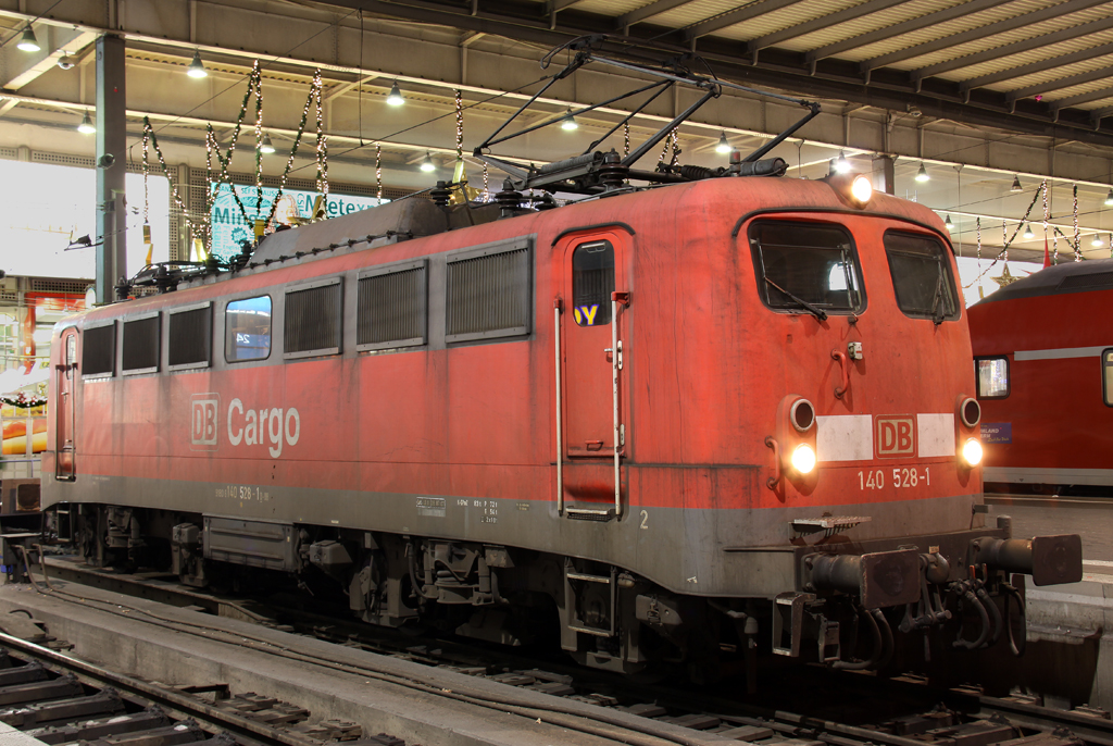 DB Cargo / Schenker 140 528-1 mit einer CNL nach Paris in Mnchen HBF am 14.12.2012