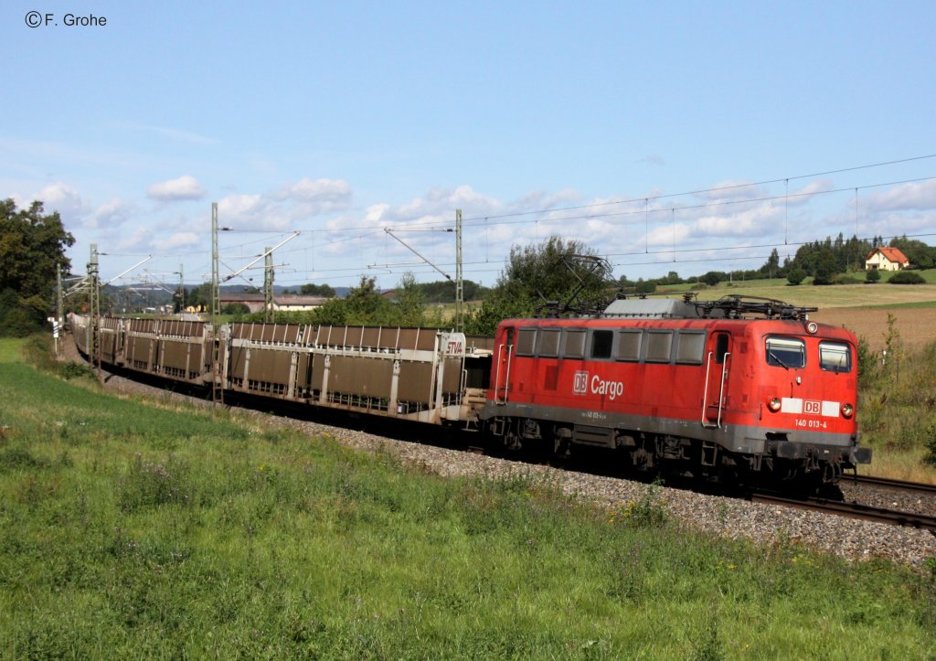 DB Cargo 140 013-4 mit leerem Autozug Firma STVA (France) Richtung Regensburg, KBS 880 Nrnberg - Regensburg - Passau, fotografiert bei Neuhfl am 06.09.2011