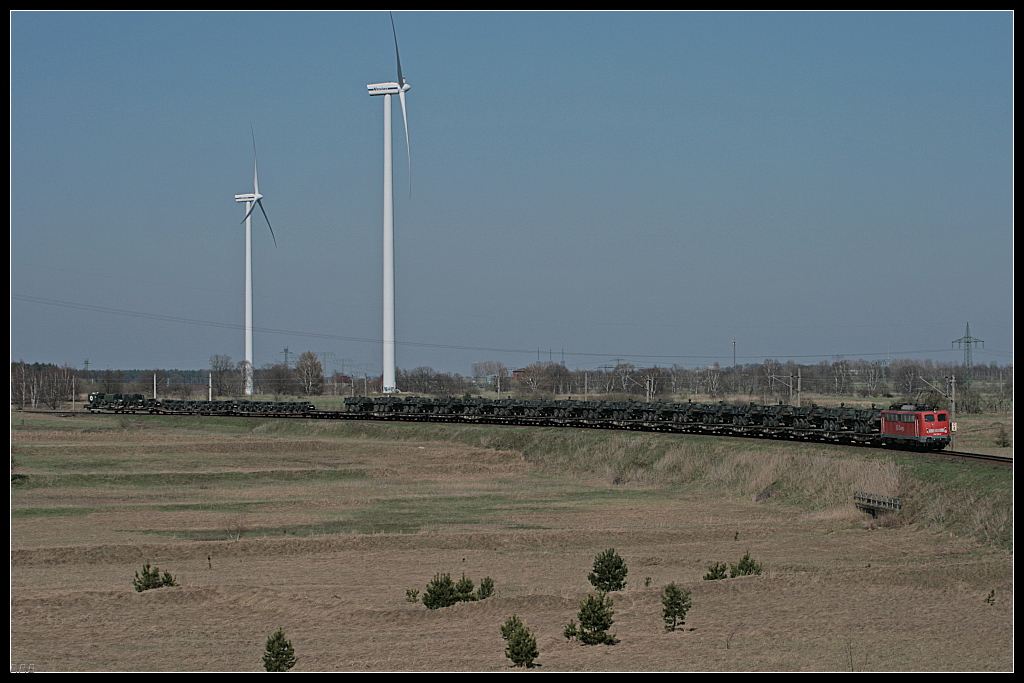 DB Cargo 140 070-2 mit Y-Transport in der Verbindungskurve nach Seddin (gesehen Ludwigsfelde Genshagener Heide 07.04.2010)
