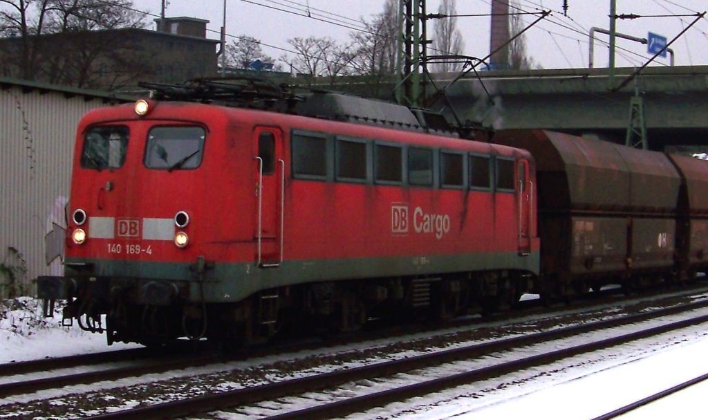 DB Cargo 140 169-4 fhrt durch Hamburg-Harburg richtung Maschen. (06.02.10)