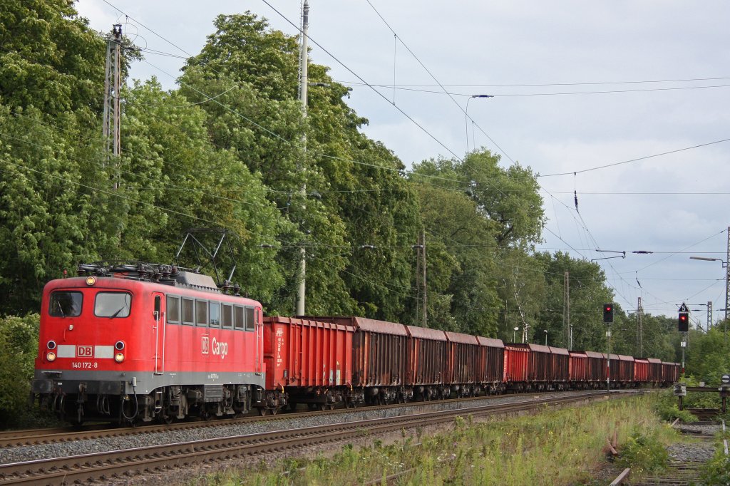 DB Cargo 140 172 am 9.8.11 mit einem Gterzug bei der Durchfahrt durch Ratingen-Lintorf.
