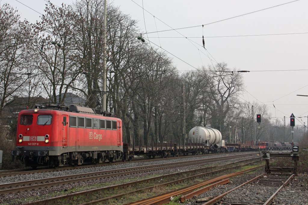 DB Cargo 140 327-8 zieht am 1.3.11 einen gemischten Gterzug durch Ratingen-Lintorf