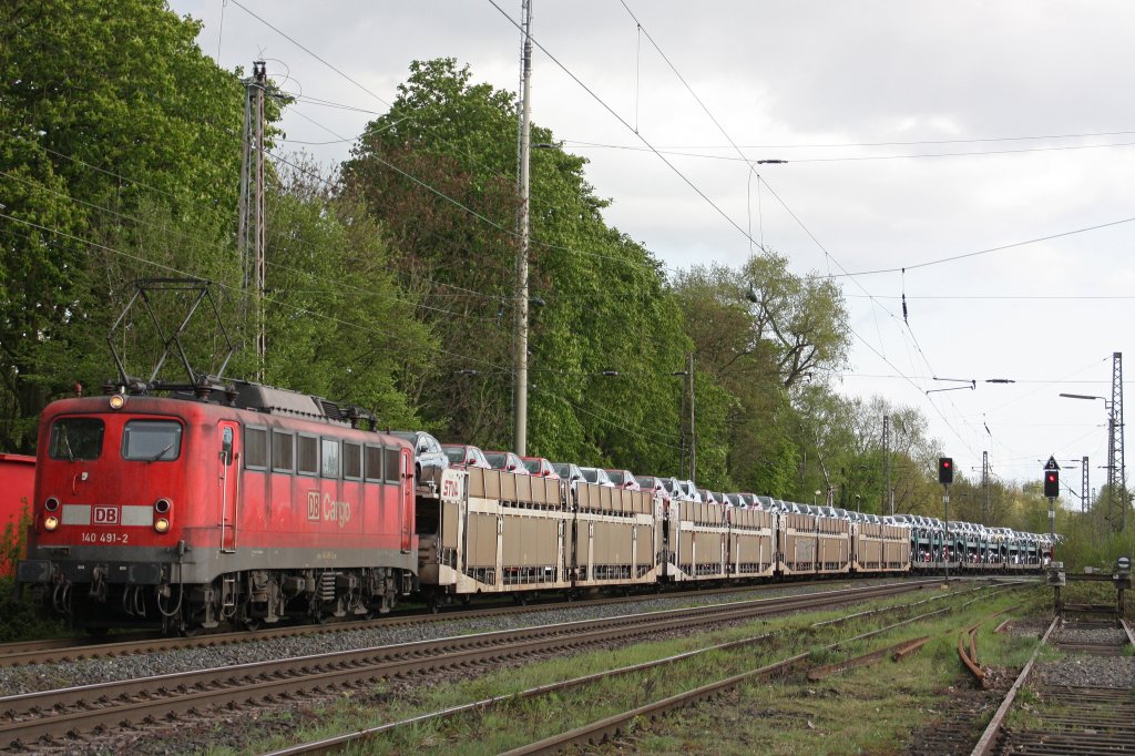 DB Cargo 140 491 am 12.4.11 mit einem langen Autozug bei der Durchfahrt durch Ratingen-Lintorf.
