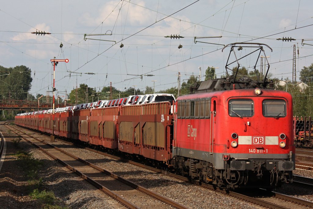 DB Cargo 140 811 am 29.8.12 mit einem Autozug in Dsseldorf-Rath.