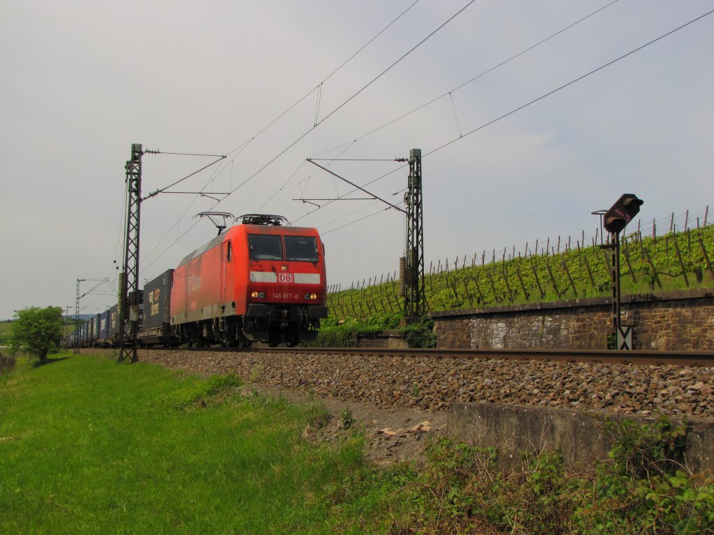 DB Cargo 145 017-0 mit einem Containerzug Richtung Wiesbaden, am 17.05.2012 bei Erbach (Rhg).