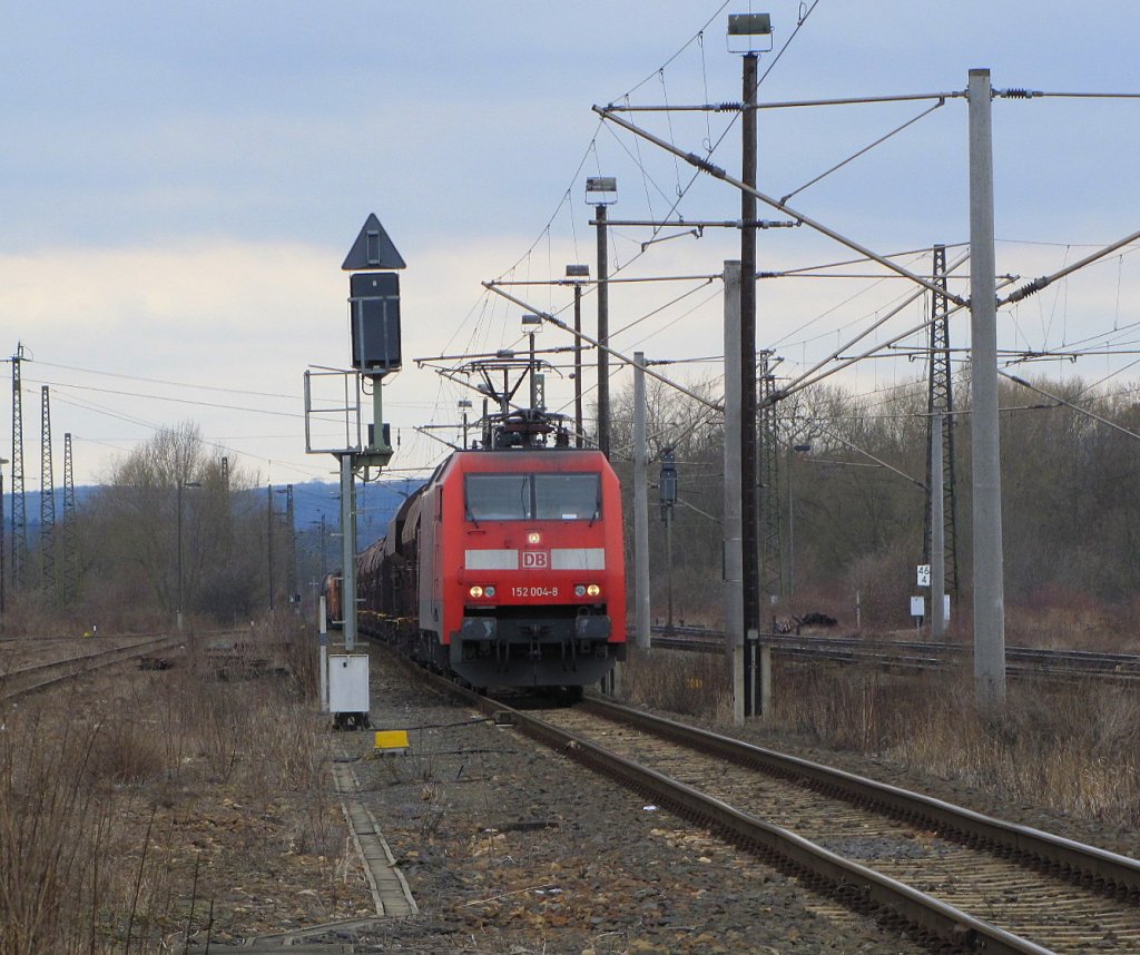 DB Cargo 152 004-8 mit einem Gterzug Richtung Grokorbetha, auf dem berholgleis im Bereich des ehem. Gbf Naumburg (S); 20.03.2010