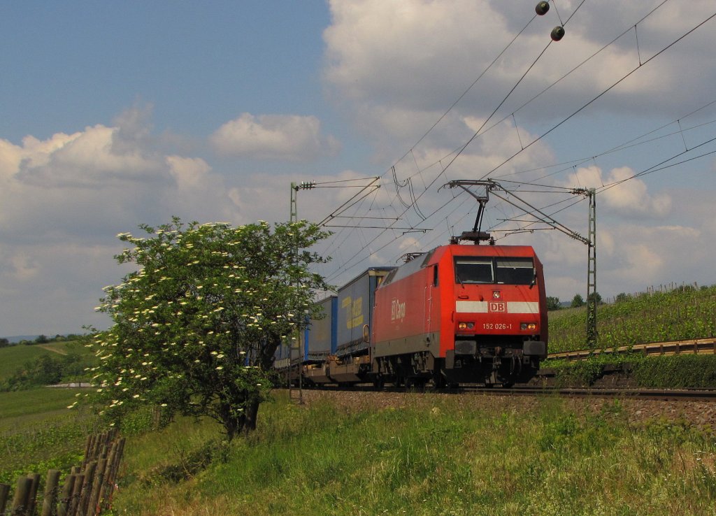 DB Cargo 152 026-1 mit dem TEC 43255 von Kln Eifeltor nach Verona Quadrante Europa, bei Erbach (Rheingau); 13.05.2011