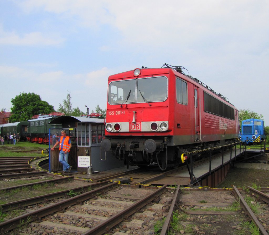 DB Cargo 155 001-1 auf der Drehscheibe im Bw Weimar; 29.05.2010