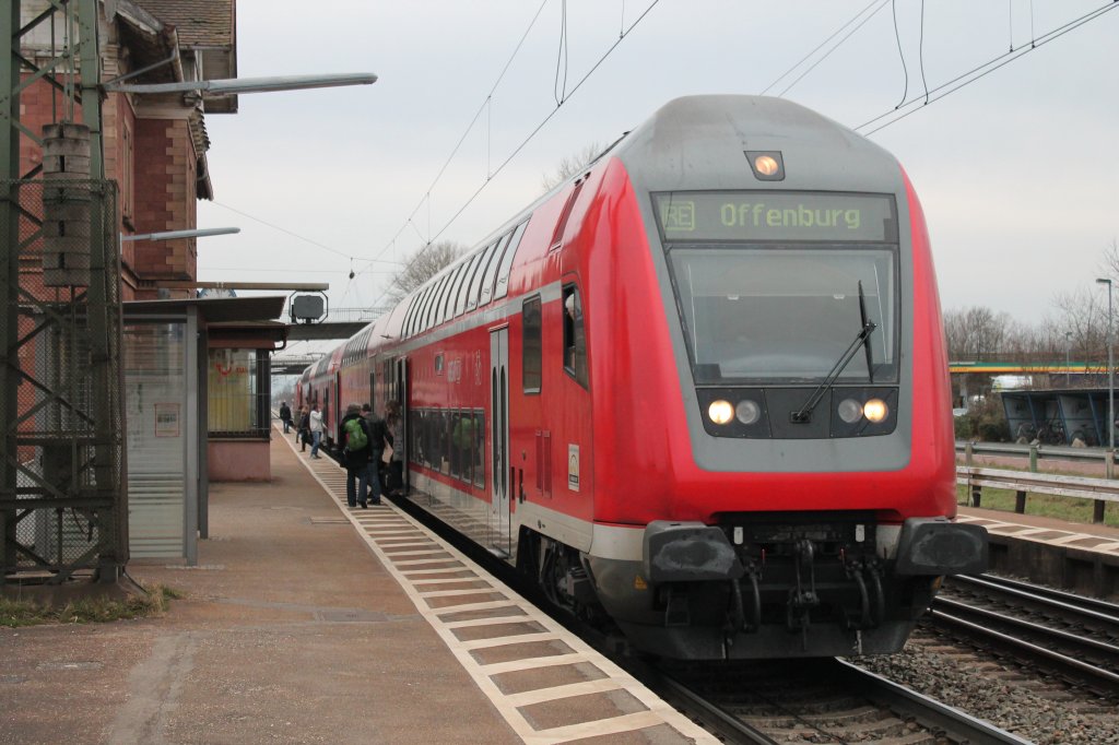 DB-D 50 80 86-35 068-5 ohne DB-Keks an der Front am 16.03.2013 bei einem Zwischenhalt in Orschweier. Am Schluss schiebt die Freiburger 146 113-6.