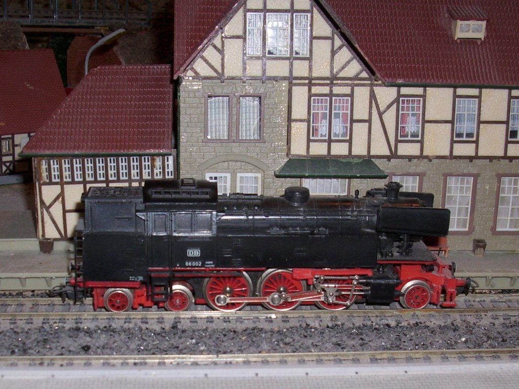 DB-Dampflok 66 002 vor dem Bahnhofsgebude in Talbahnhof auf meiner Zimmeranlage.