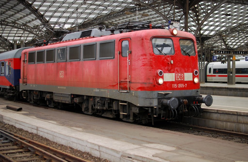 DB E 115 205-7 (ex E10.2) mit Ersatzpendel Bonn Hbf - Hamm (Westf), hier bei Ausfahrt von das Klner Hauptbahnhof am 28.09.2010.