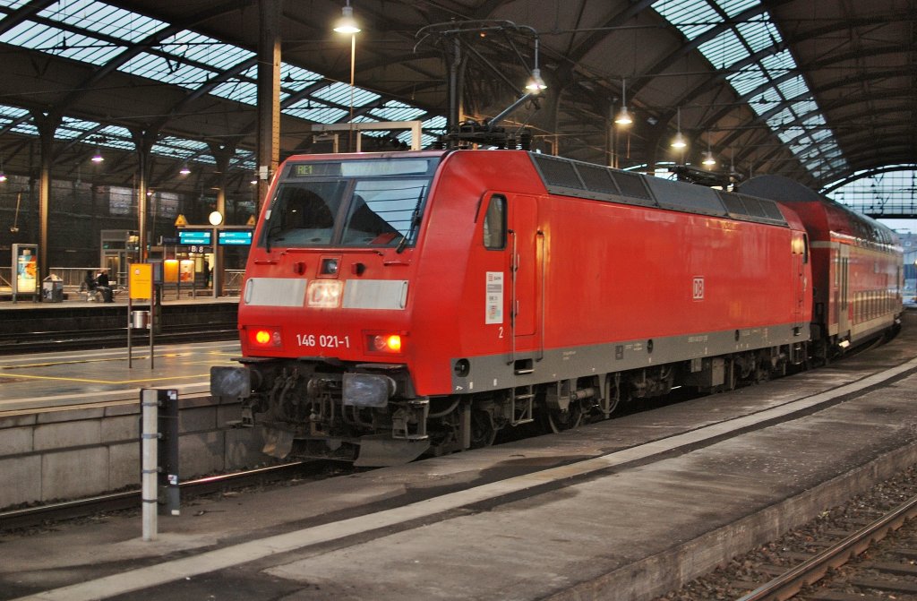 DB E 146 021-1 mit Dosto RE 1 von Hamm (Westf) nach Aachen Hbf hier bei Einfahrt von Aachen Hbf am 11.12 2010.