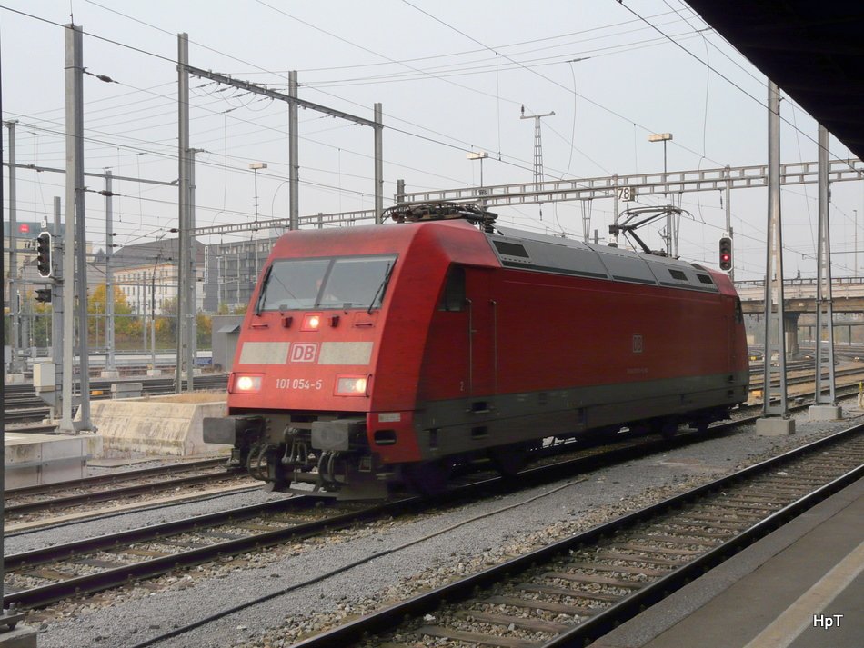 DB - E-Lok 101 054-5 im Bahnhof Basel SBB unterwegs am 31.10.2009