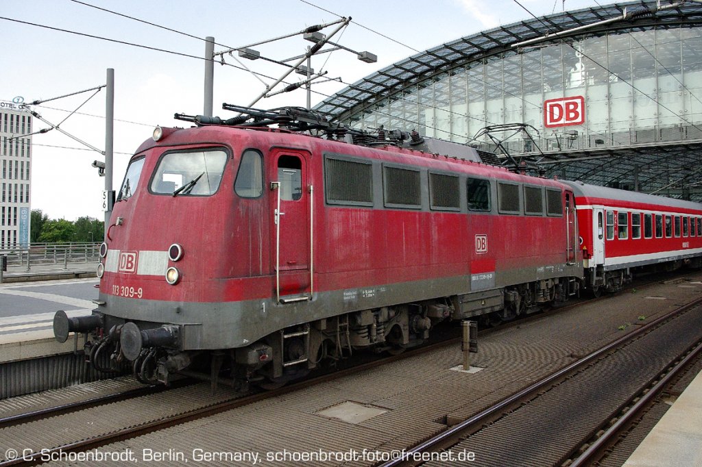 DB E-Lok 113 309-9 (9180 6 113 309-9 D-DB), mit Sonderzug des BahnTouristikExpress, Holland America Line nach Warnemnde, 15,31 durch den Hauptbahnhof durch fahrend.
12. Juli 2011