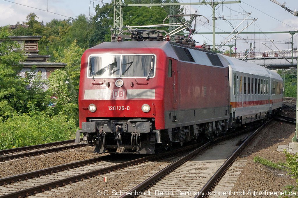 DB E-Lok 120 125-0 mit versptetem IC nach Binz, Berlin Gesundbrunnen einfahrend, 11.08.2012