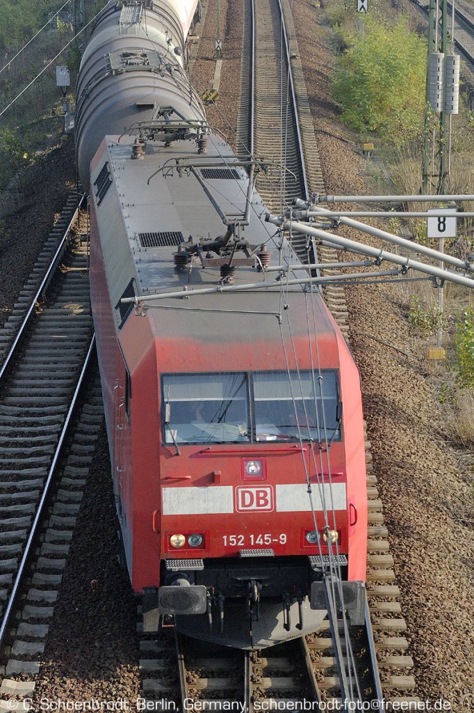 DB E-Lok 152 145-9(91 80 6152 145-9 D-DB)mit Kesselwagen zwischen Gesundbrunnen und Beusselstrae unterwegs. Gesehen von der Putlitzbrcke. 08. November 2011