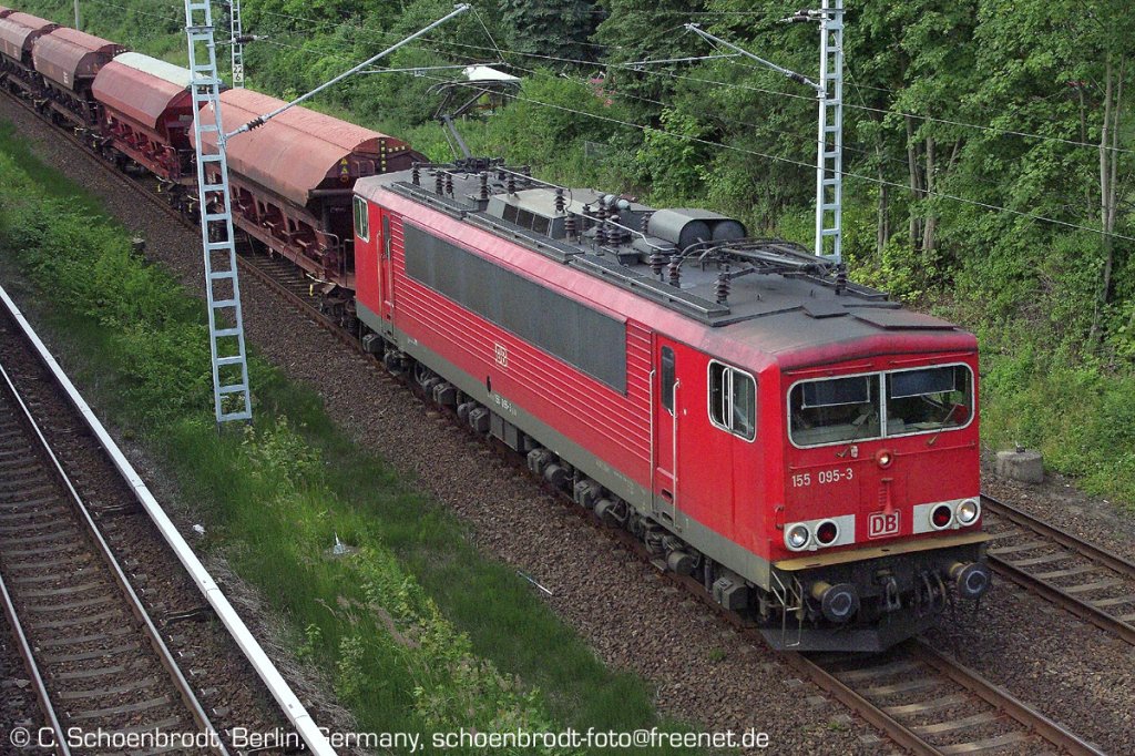DB E-Lok 155 095-3 mit Gterzug nach Berlin in Borgsdorf.
07. Juli 2011